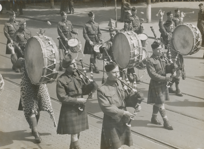 879283 Afbeelding van enkele leden van een Schotse doedelzakband tijdens de Memorial D-Day Parade op het Vredenburg te ...